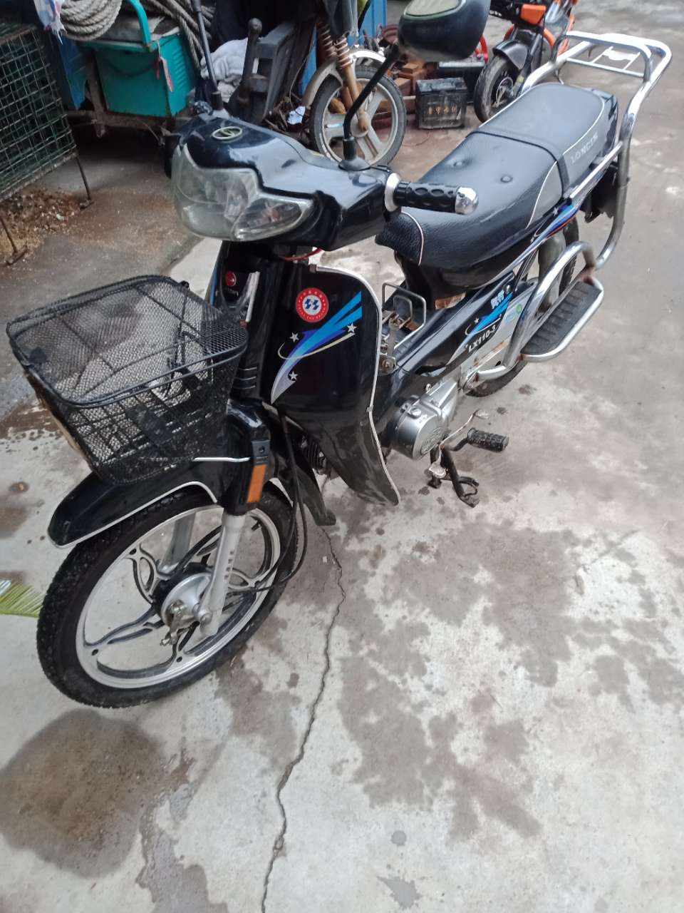 弯梁摩托车出售,前后轮胎都是新的.电瓶刚换的.