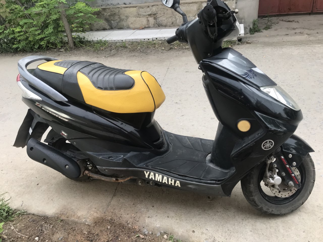 国三雅马哈迅鹰踏板摩托车