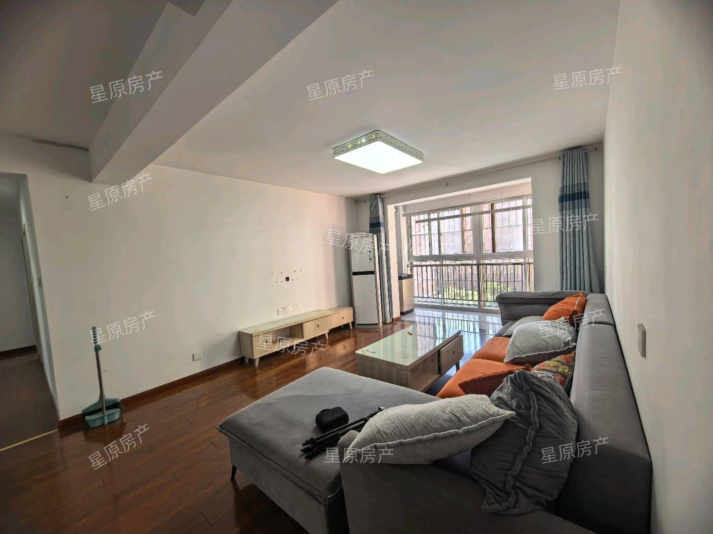 中央御景捡漏房，上正阳小学三中。南北通透，采光刺眼。房东要去外地发展，忍痛割爱。着急出售，可拿大刀来砍价